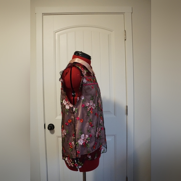 Floral embroidered top - Picture 5 of 7